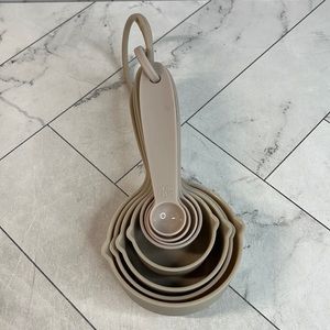 Set of 8 Beige Plastic Measuring Cups & Spoons